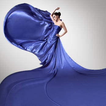 Femme en robe bleue flottant